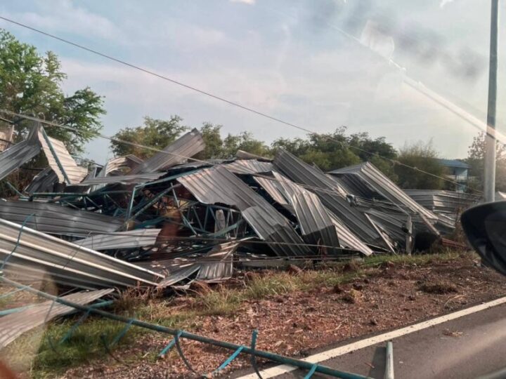 ฤทธิ์พายุฤดูร้อนถล่มเสาไฟหักกว่า 70 ต้น บ้านประชาชนพังเสียหายกว่าร้อยหลัง
