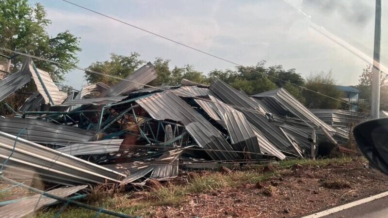 ฤทธิ์พายุฤดูร้อนถล่มเสาไฟหักกว่า 70 ต้น บ้านประชาชนพังเสียหายกว่าร้อยหลัง