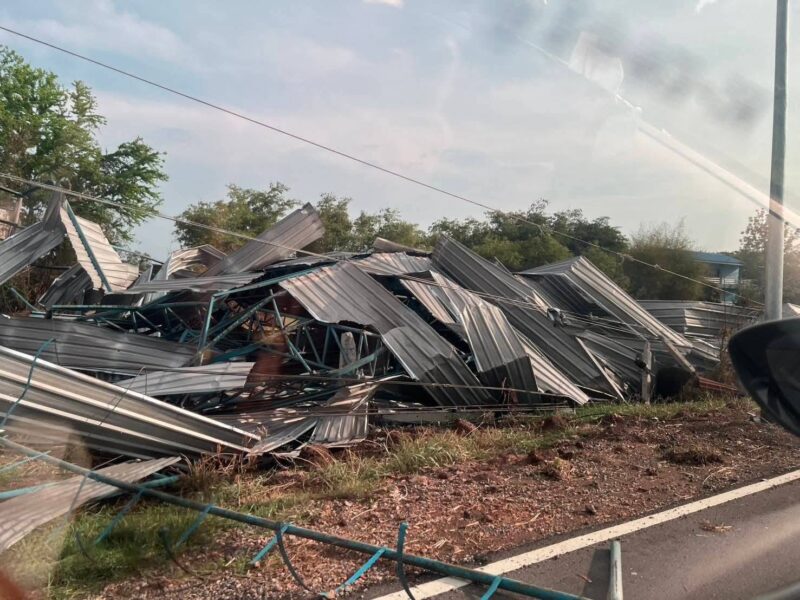 ฤทธิ์พายุฤดูร้อนถล่มเสาไฟหักกว่า 70 ต้น บ้านประชาชนพังเสียหายกว่าร้อยหลัง