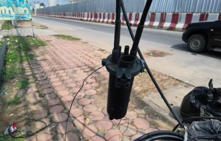 อ่างทอง ชาวบ้านวอนเร่งแก้สายไฟห้อยพื้นผิวถนนบางจุดเป็นหลุมเป็นบ่อแยกป่างิ้วหวั่นเกิดอันตราย