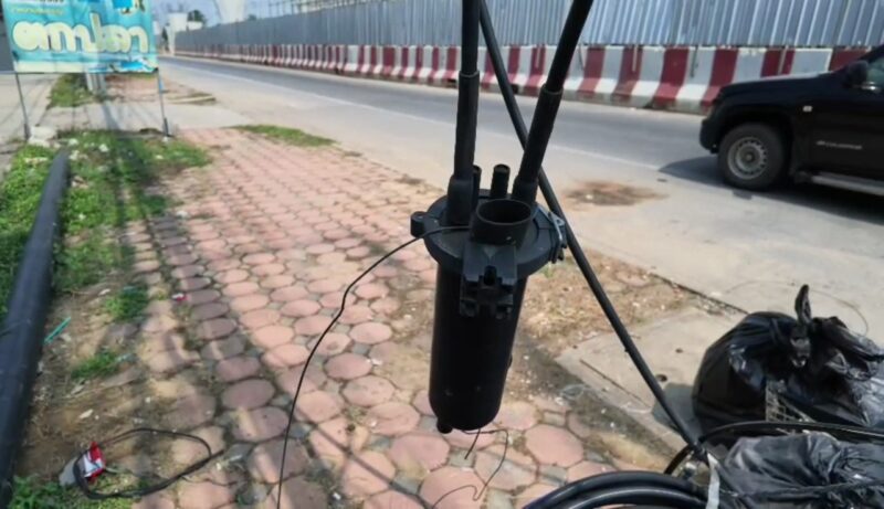 อ่างทอง ชาวบ้านวอนเร่งแก้สายไฟห้อยพื้นผิวถนนบางจุดเป็นหลุมเป็นบ่อแยกป่างิ้วหวั่นเกิดอันตราย