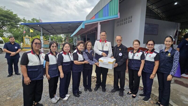สภากาชาดไทย เป็นประธานในพิธีเปิดและมอบชุดธารน้ำใจ สภากาชาดไทย เพื่อช่วยเหลือผู้ประสบวาตภัยในพื้นที่อำเภอค่ายบางระจัน จังหวัดสิงห์บุรี