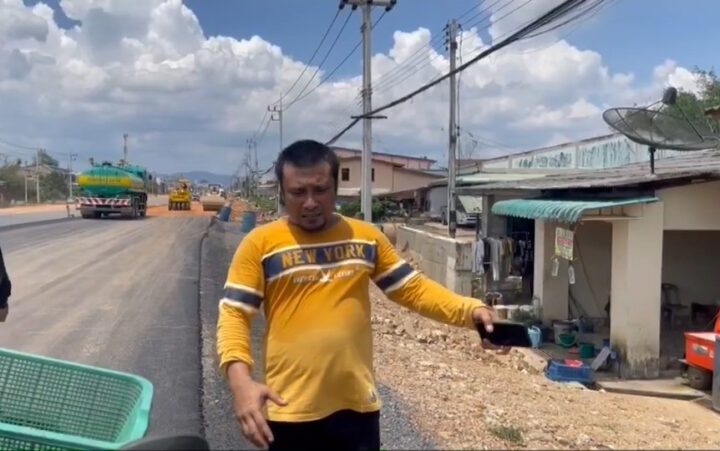 ชาวบ้านร้องทุกข์สื่อ หน่วยงานทำถนนสูงกว่าบ้าน เป็นเหตุให้น้ำฝนได้ไหลเข้าท่วมบ้าน ร้องหน่วยงานยังเงียบ ก่อนฝากถึง รมต.คมนาคม ช่วยรับเรื่อง
