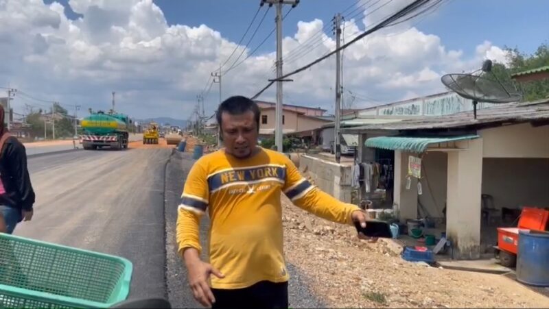 ชาวบ้านร้องทุกข์สื่อ หน่วยงานทำถนนสูงกว่าบ้าน เป็นเหตุให้น้ำฝนได้ไหลเข้าท่วมบ้าน ร้องหน่วยงานยังเงียบ ก่อนฝากถึง รมต.คมนาคม ช่วยรับเรื่อง