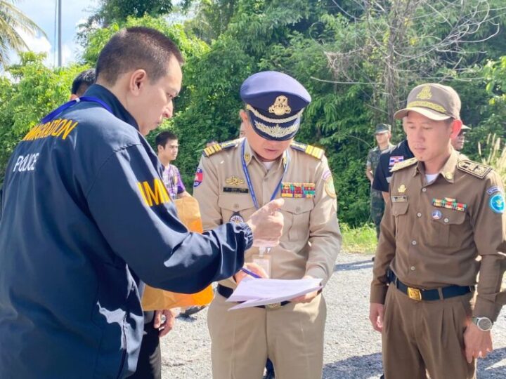 ข่าว อ.คลองใหญ่ ผลักดัน ตรวจเข้มด่านชายแดน สัมภาระก่อนผลักดันส่งกลับประเทศ ด่านชายแดนถาวรบ้านหาดเล็ก แรงงานกัมพูชา 12 ราย ส่งกลับประเทศตามขั้นตอนกฎระเบียบด่างด้าวหลบหนีเข้าเมืองและใบอนุญาตการทํางานสิ้นสุดลง