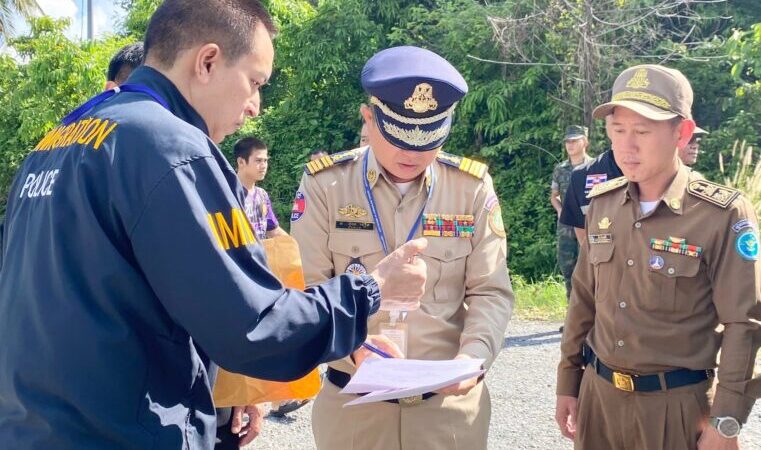 ข่าว อ.คลองใหญ่ ผลักดัน ตรวจเข้มด่านชายแดน สัมภาระก่อนผลักดันส่งกลับประเทศ ด่านชายแดนถาวรบ้านหาดเล็ก แรงงานกัมพูชา 12 ราย ส่งกลับประเทศตามขั้นตอนกฎระเบียบด่างด้าวหลบหนีเข้าเมืองและใบอนุญาตการทํางานสิ้นสุดลง
