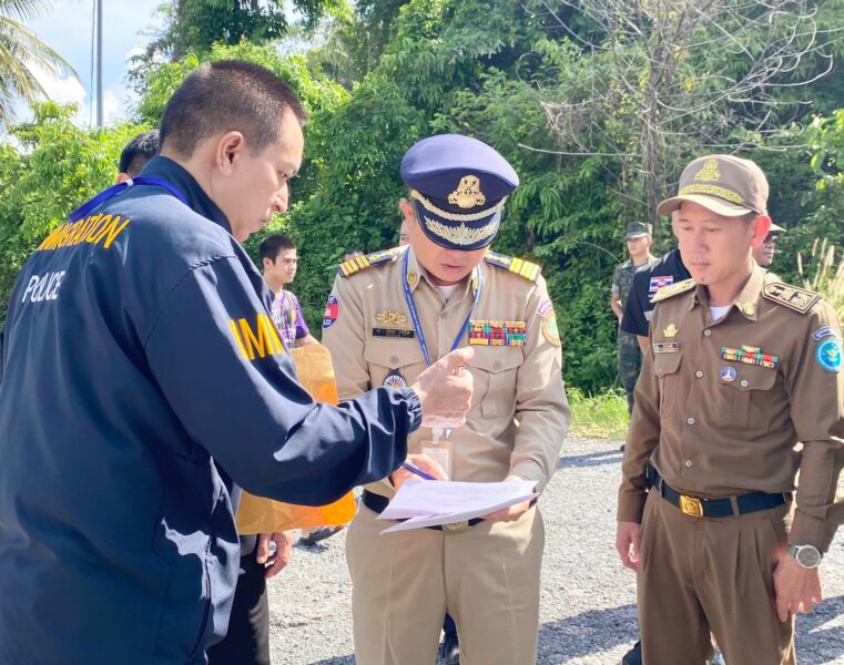 ข่าว อ.คลองใหญ่ ผลักดัน ตรวจเข้มด่านชายแดน สัมภาระก่อนผลักดันส่งกลับประเทศ ด่านชายแดนถาวรบ้านหาดเล็ก แรงงานกัมพูชา 12 ราย ส่งกลับประเทศตามขั้นตอนกฎระเบียบด่างด้าวหลบหนีเข้าเมืองและใบอนุญาตการทํางานสิ้นสุดลง