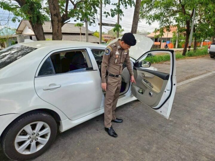 ตำรวจทางหลวงลำปางระทึก รวบหนุ่มใหญ่ตามหมายจับ 3 คดี วิ่งหนี-ต่อสู้แย่งปืนตำรวจกลางหมู่บ้าน พบประวัติคดียาเสพติดและอาวุธปืนเพียบ