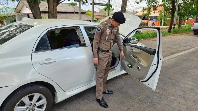 ตำรวจทางหลวงลำปางระทึก รวบหนุ่มใหญ่ตามหมายจับ 3 คดี วิ่งหนี-ต่อสู้แย่งปืนตำรวจกลางหมู่บ้าน พบประวัติคดียาเสพติดและอาวุธปืนเพียบ