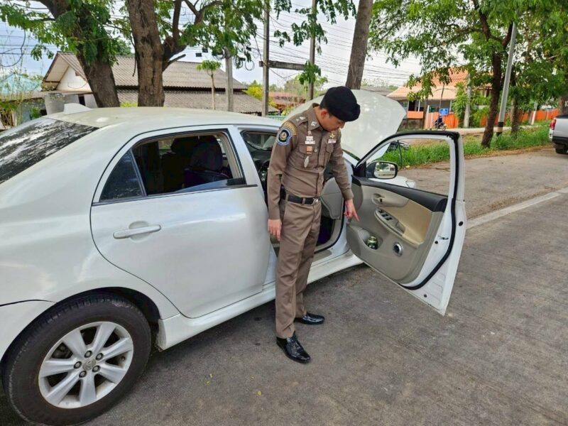 ตำรวจทางหลวงลำปางระทึก รวบหนุ่มใหญ่ตามหมายจับ 3 คดี วิ่งหนี-ต่อสู้แย่งปืนตำรวจกลางหมู่บ้าน พบประวัติคดียาเสพติดและอาวุธปืนเพียบ