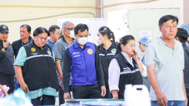อบต.สำนักบก สำนักงานอุตสาหกรรมเข้าตรวจสอบโรงงานผลิต ถุงมือยาง หลังชาวบ้านร้องเรียน มีกลิ่นเหม็นทิ้งน้ำเสียลงท่อสาธารณะ