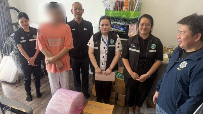 สืบ 1 ผนึกกำลัง อย. บุกทลายแหล่งค้า ‘โบท็อกซ์-ฟิลเลอร์’ เถื่อน คาหมู่บ้านดังสมุทรปราการ ยึดของกลางอื้อ รวม มูลค่าเกือบ 4 แสน