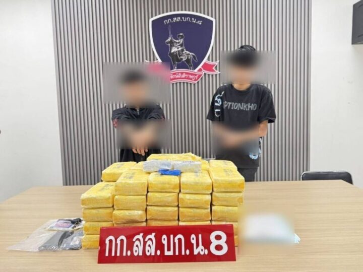 สืบ 8 สกัดยาบ้าล็อตใหญ่ 5 แสนเม็ด! รวบ 2 เอเย่นต์คาคอนโดฯ ย่านคลองสอง จ.ปทุมธานี ขณะเตรียมกระจายยา
