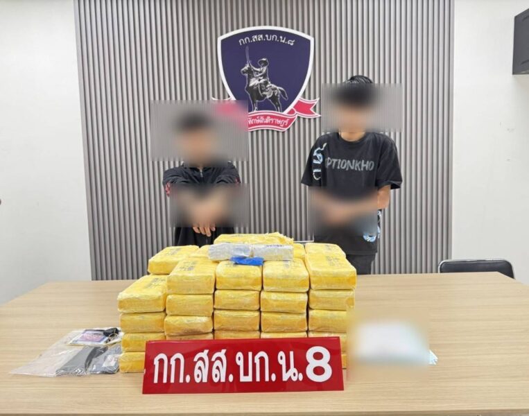 สืบ 8 สกัดยาบ้าล็อตใหญ่ 5 แสนเม็ด! รวบ 2 เอเย่นต์คาคอนโดฯ ย่านคลองสอง จ.ปทุมธานี ขณะเตรียมกระจายยา