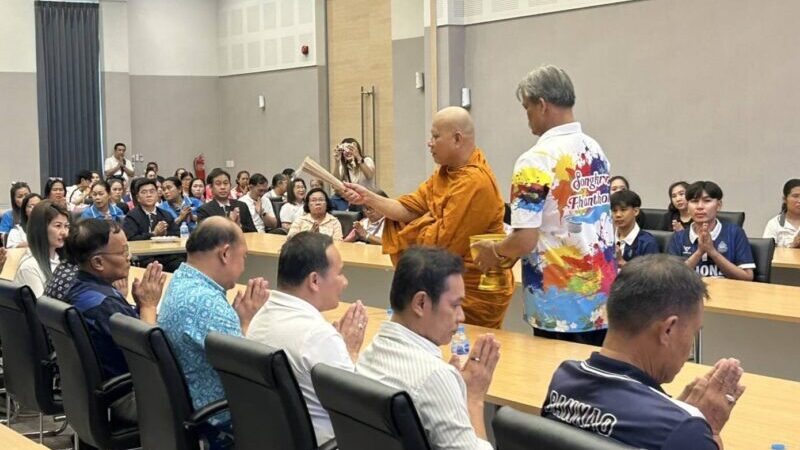 นายก อบต.บ้านเก่า นำคณะผู้บริหาร สมาชิก จัดพิธีทำบุญตลาดริมคลองพานทอง เพื่อเสริมความสิริมงคลแก่สถานที่และผู้ปฏิบัติงาน