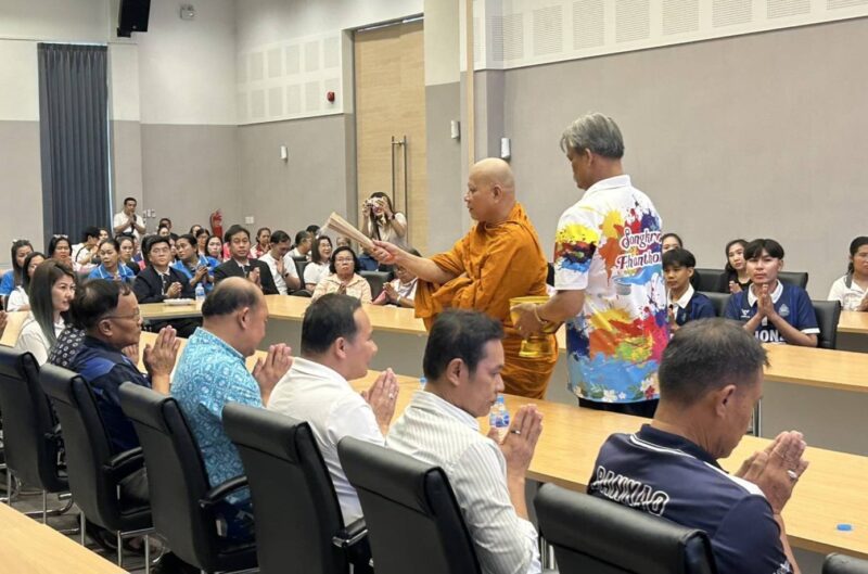 นายก อบต.บ้านเก่า นำคณะผู้บริหาร สมาชิก จัดพิธีทำบุญตลาดริมคลองพานทอง เพื่อเสริมความสิริมงคลแก่สถานที่และผู้ปฏิบัติงาน