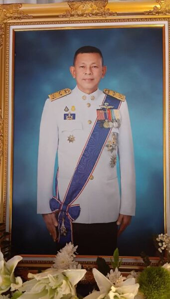 ชุมพร-พลเมืองหลั่งไหลเคารพศพ สมพร ปัจฉิมเพชร อดีตรองผู้ว่าฯ ไม่ขาดสายทั้งวันคืน เปิดประวัติสู้ชีวิตสุดทรหด แบกหัวมันสร้างอาชีพเรียน ต้นแบบคนดีของแผ่นดิน