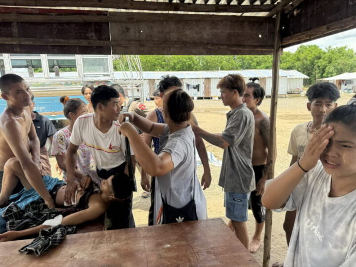 อ่างทอง ทะเลาะวงเหล้าเมียนมาฉุนเพื่อนแทงไส้ทะลักในแคมป์คนงาน หลังตั้งวงดื่มสุราก่อเหตุทะเลาะวิวาท โดน 2 พี่น้องชาวเมียนมาแทงเจ็บ 2 ราย หลังก่อเหตุหลบหนีเข้าป่าแต่ไม่รอดตำรวจตามรวบตัวได้ขณะหลบหนีอยู่กลางทุ่งนา