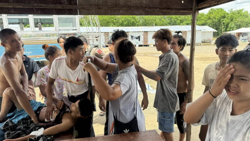 อ่างทอง ทะเลาะวงเหล้าเมียนมาฉุนเพื่อนแทงไส้ทะลักในแคมป์คนงาน หลังตั้งวงดื่มสุราก่อเหตุทะเลาะวิวาท โดน 2 พี่น้องชาวเมียนมาแทงเจ็บ 2 ราย หลังก่อเหตุหลบหนีเข้าป่าแต่ไม่รอดตำรวจตามรวบตัวได้ขณะหลบหนีอยู่กลางทุ่งนา