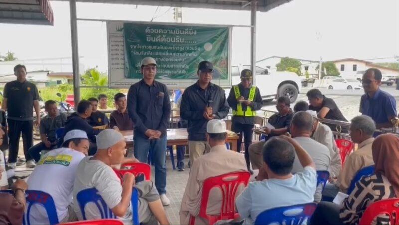 ชาวบ้านบ้านมะพร้าวสูง ขู่ปิดถนนหน้ามัสยิดดารุลมุตตา หลังหน่วยงานไม่ยอมแก้ไขปัญหา ‘ถนนสูงกว่าบ้าน’