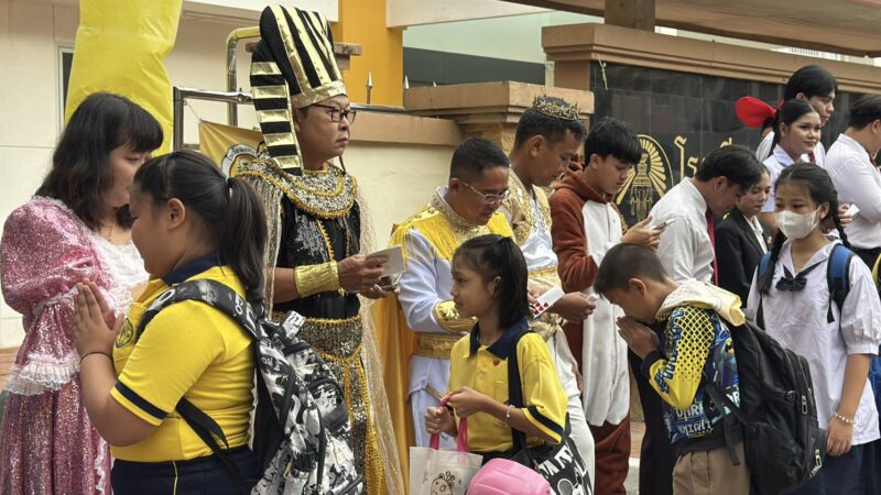 เปิดเทอมวันแรกหาดใหญ่สุดคึกคัก ครูแต่งแฟนซีต้อนรับนักเรียน ลดน้ำตาเด็กอนุบาล