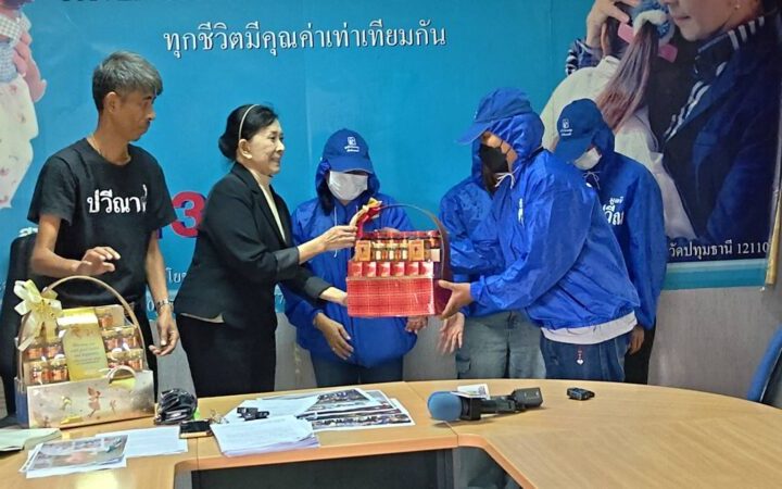 ปทุมธานีพ่อแม่ขอบคุณปวีณาช่วย 3 เด็กไทยพ้นนรกแก๊งมารศาสนาลวงบวชบังคับขอทานมาเลย์