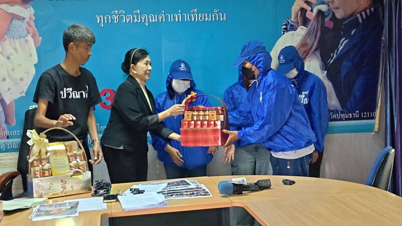 ปทุมธานีพ่อแม่ขอบคุณปวีณาช่วย 3 เด็กไทยพ้นนรกแก๊งมารศาสนาลวงบวชบังคับขอทานมาเลย์