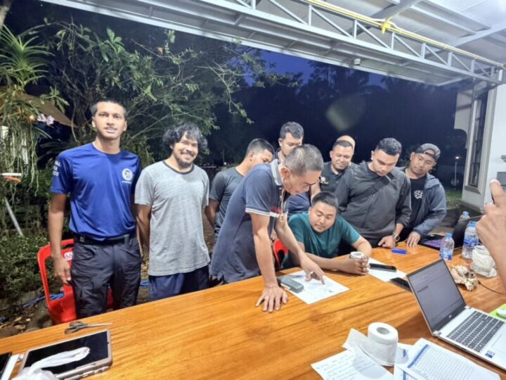 ตำรวจชุมพร–ภาค 8 รวบแก๊งอ้างเป็นตำรวจปล้นตู้เซฟแรงงานเมียนมา พบเอี่ยวคนมีสี-ผู้ช่วยผู้ใหญ่บ้าน ยึดของกลางจำนวนมาก