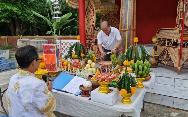 ข่าว ชาวบ้านตำบลหินดาด บวงสรวงตั้งเสาหลักบ้าน ตามความเชื่อปกป้องคุ้มครองเมืองให้อยู่ร่มเย็นเป็นสุข