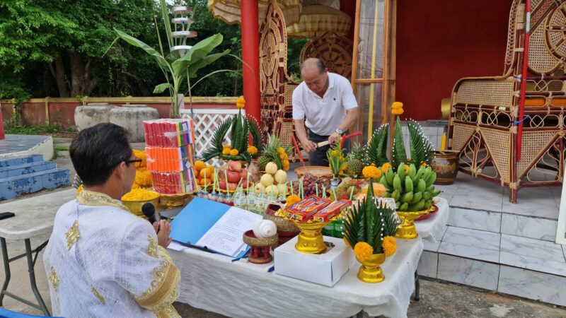 ข่าว ชาวบ้านตำบลหินดาด บวงสรวงตั้งเสาหลักบ้าน ตามความเชื่อปกป้องคุ้มครองเมืองให้อยู่ร่มเย็นเป็นสุข