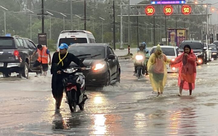 พังงา-ฝนถล่มเขาหลัก น้ำท่วมปิดถนนเพชรเกษม 1 ช่องจราจร เตือนภัยผ่านมือถือทุกเครือข่าย ฝนสะสมกว่า150 มม.เฝ้าระวังน้ำท่วม–ดินถล่ม