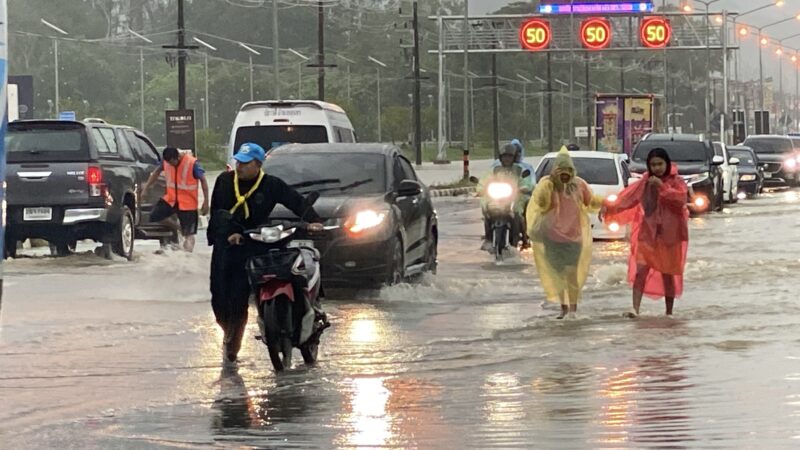 พังงา-ฝนถล่มเขาหลัก น้ำท่วมปิดถนนเพชรเกษม 1 ช่องจราจร เตือนภัยผ่านมือถือทุกเครือข่าย ฝนสะสมกว่า150 มม.เฝ้าระวังน้ำท่วม–ดินถล่ม