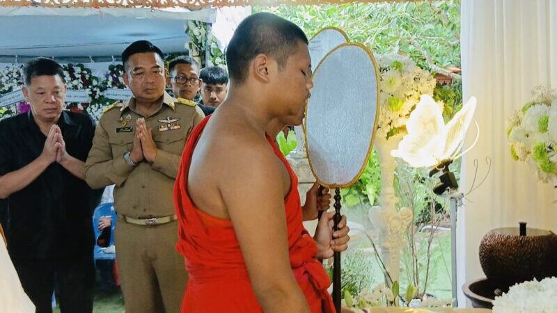 ชุมพร-คนนับพันหยาดน้ำตาร่วง ร่วมส่งดวงวิญญาณ อดีตนายอำเภอแหวนเพชร รองผู้ว่าราชการจังหวัดชุมพร