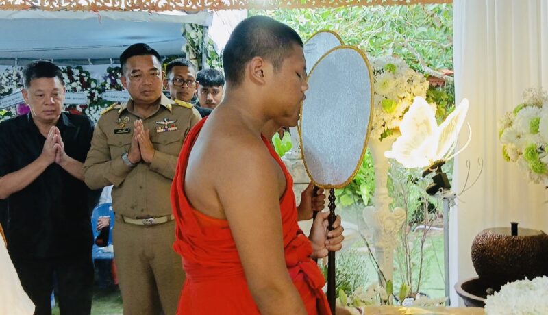 ชุมพร-คนนับพันหยาดน้ำตาร่วง ร่วมส่งดวงวิญญาณ อดีตนายอำเภอแหวนเพชร รองผู้ว่าราชการจังหวัดชุมพร