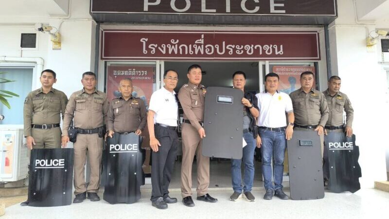 กต.ตร.สภ.บางสะพาน หนุนภารกิจตำรวจเต็มกำลัง! มอบโล่กันกระสุนเสริมความปลอดภัยเจ้าหน้าที่ ยกระดับป้องกันปราบปรามอาชญากรรมในพื้นที่