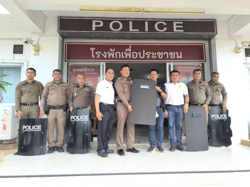 กต.ตร.สภ.บางสะพาน หนุนภารกิจตำรวจเต็มกำลัง! มอบโล่กันกระสุนเสริมความปลอดภัยเจ้าหน้าที่ ยกระดับป้องกันปราบปรามอาชญากรรมในพื้นที่