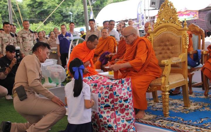 จังหวัดร้อยเอ็ดจัดหน่วยแพทย์อาสา พอ.สว. และโครงการจังหวัดเคลื่อนที่ บำบัดทุกข์ บำรุงสุข สร้างรอยยิ้มให้ประชาชน ณ อำเภอจตุรพักตรพิมาน