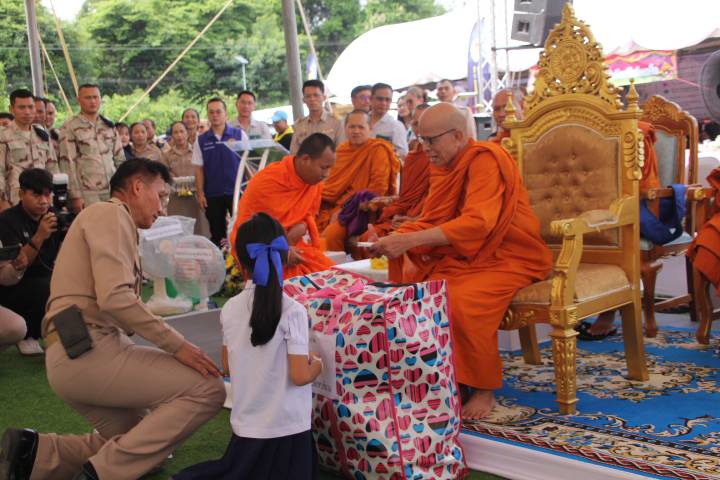 จังหวัดร้อยเอ็ดจัดหน่วยแพทย์อาสา พอ.สว. และโครงการจังหวัดเคลื่อนที่ บำบัดทุกข์ บำรุงสุข สร้างรอยยิ้มให้ประชาชน ณ อำเภอจตุรพักตรพิมาน