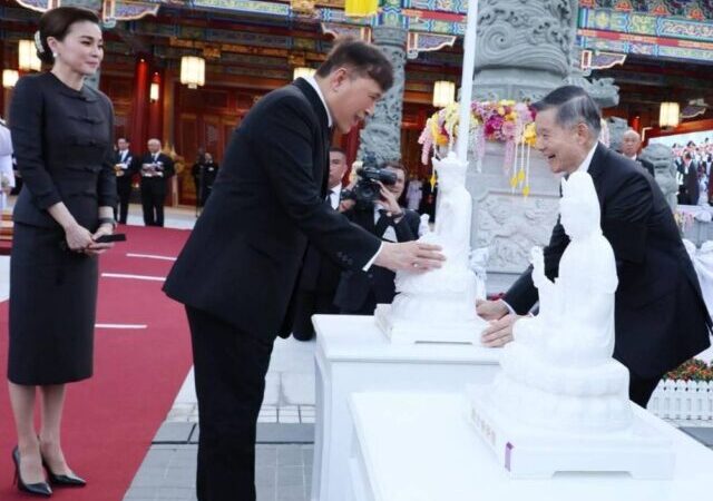 พระบาทสมเด็จพระเจ้าอยู่หัว และสมเด็จพระนางเจ้า ฯ พระบรมราชินี เสด็จพระราชดำเนินทรงเปิดอาคารศาลเจ้าไต้ฮงกงหยกขาว เฉลิมพระเกียรติ 72 พรรษา ถนนเจริญราษฎร์ เขตสาทร กรุงเทพฯ พุทธสถานประวัติศาสตร์ มรดกแห่งเมตตาธรรม และแหล่งเรียนรู้ด้านสถาปัตยกรรมเชิงวัฒนธรรมแต้จิ๋วโบราณอันทรงคุณค่า ศูนย์รวมพลังศรัทธาที่ยิ่งใหญ่บนดินแดนศักดิ์สิทธิ์กว่า 120 ปี