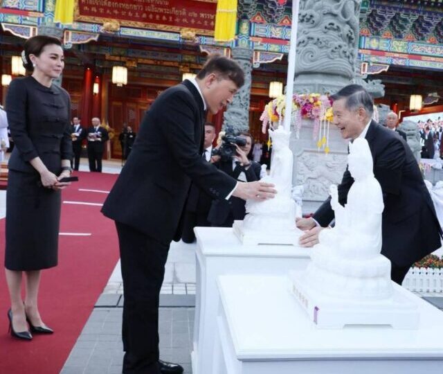 พระบาทสมเด็จพระเจ้าอยู่หัว และสมเด็จพระนางเจ้า ฯ พระบรมราชินี เสด็จพระราชดำเนินทรงเปิดอาคารศาลเจ้าไต้ฮงกงหยกขาว เฉลิมพระเกียรติ 72 พรรษา ถนนเจริญราษฎร์ เขตสาทร กรุงเทพฯ พุทธสถานประวัติศาสตร์ มรดกแห่งเมตตาธรรม และแหล่งเรียนรู้ด้านสถาปัตยกรรมเชิงวัฒนธรรมแต้จิ๋วโบราณอันทรงคุณค่า ศูนย์รวมพลังศรัทธาที่ยิ่งใหญ่บนดินแดนศักดิ์สิทธิ์กว่า 120 ปี
