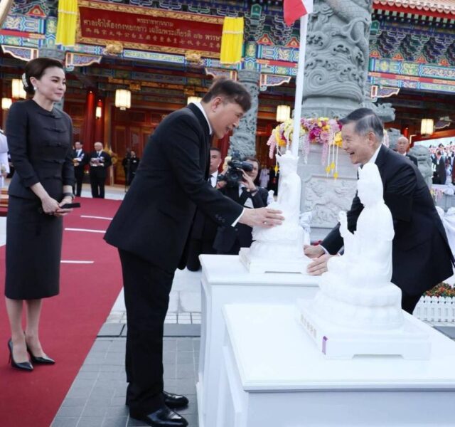 พระบาทสมเด็จพระเจ้าอยู่หัว และสมเด็จพระนางเจ้า ฯ พระบรมราชินี เสด็จพระราชดำเนินทรงเปิดอาคารศาลเจ้าไต้ฮงกงหยกขาว เฉลิมพระเกียรติ 72 พรรษา ถนนเจริญราษฎร์ เขตสาทร กรุงเทพฯ พุทธสถานประวัติศาสตร์ มรดกแห่งเมตตาธรรม และแหล่งเรียนรู้ด้านสถาปัตยกรรมเชิงวัฒนธรรมแต้จิ๋วโบราณอันทรงคุณค่า ศูนย์รวมพลังศรัทธาที่ยิ่งใหญ่บนดินแดนศักดิ์สิทธิ์กว่า 120 ปี