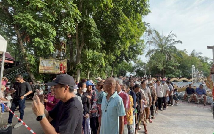 หลวงพ่อสง่า วัดเขาไม้แดงจัดแจกข้าวสารกว่า 2,000 ถุง ช่วยเหลือชาวบางพระ ลดภาระค่าครองชีพ