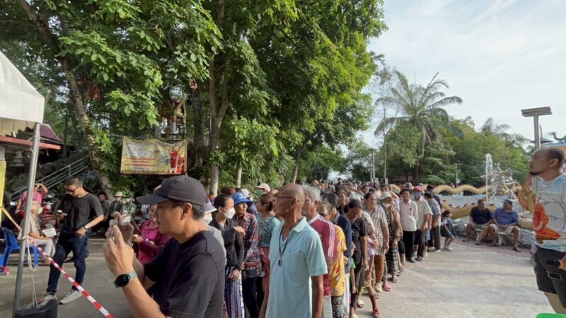 หลวงพ่อสง่า วัดเขาไม้แดงจัดแจกข้าวสารกว่า 2,000 ถุง ช่วยเหลือชาวบางพระ ลดภาระค่าครองชีพ