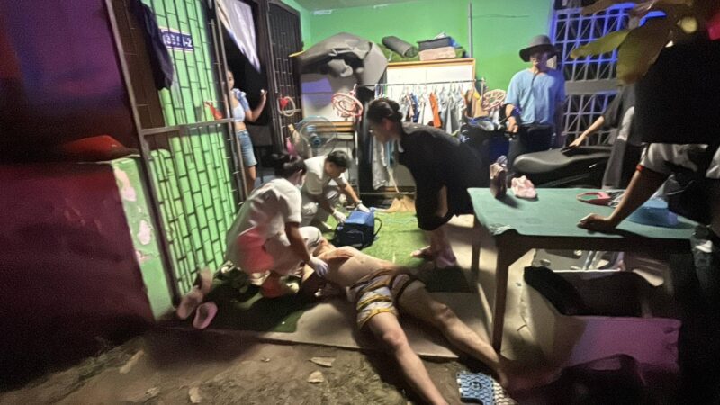 เจ้าของห้องเช่าห้ามศึกลูกบ้าน เจอกลุ่มอันธพาลยกพวก 20 คน อาวุธครบมือรุมทำร้าย ลุง-หลานเจ็บสาหัส