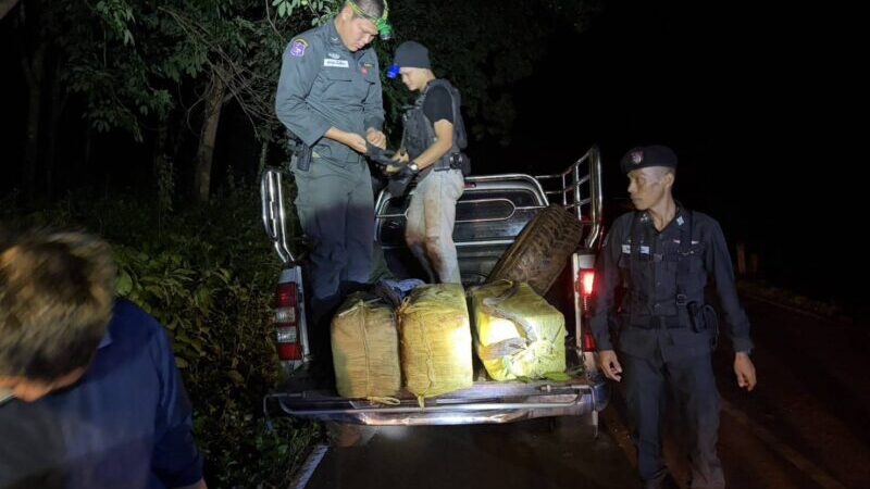 ตชด. ดักจับปิคอัพขนยาบ้า 8 กระสอบ 2 ล้านเม็ด! จนมุมริมถนน สารภาพเตรียมส่งเครือข่ายอีกทอด