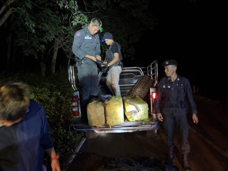 ตชด. ดักจับปิคอัพขนยาบ้า 8 กระสอบ 2 ล้านเม็ด! จนมุมริมถนน สารภาพเตรียมส่งเครือข่ายอีกทอด