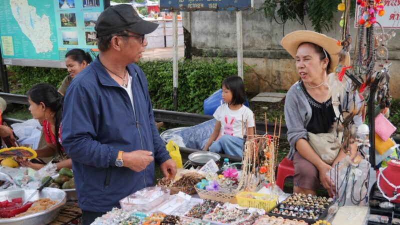 “สว. จำลอง” ลุยด่านเจดีย์สามองค์ เกาะติดปัญหาสงครามเมียนมาทำท่องเที่ยวสะดุด พร้อมหนุนรัฐปราบแก๊งคอลเซ็นเตอร์-สแกมเมอร์ชายแดน หวังรวบรวมข้อมูลชงวุฒิสภาผ่าทางตันเศรษฐกิจและความมั่นคงยั่งยืน