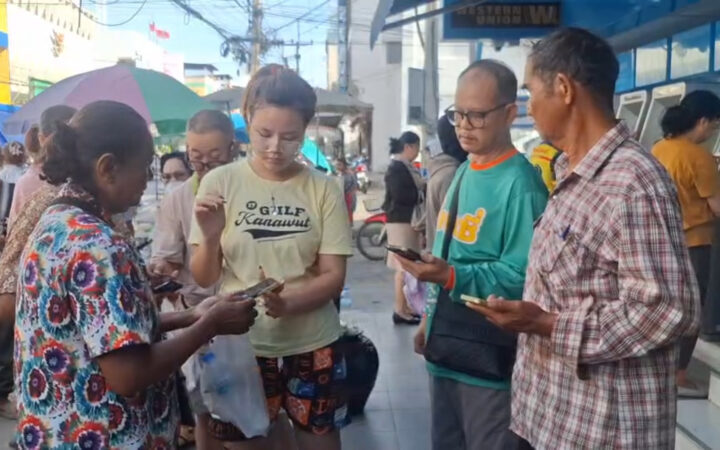 บรรยากาศคึกคัก! ชาวสิงห์บุรีแห่ลงทะเบียน “เป๋าตัง” ร่วมโครงการ “ไทยช่วยไทยพลัส”