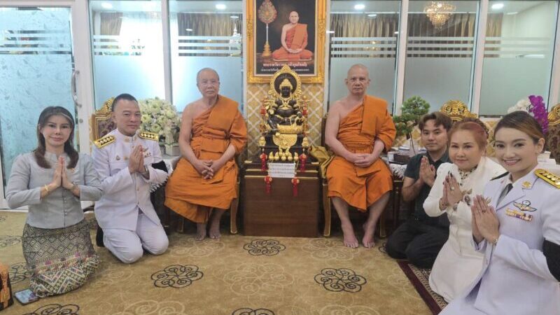 โปรดเกล้าฯ ให้องคมนตรี เป็นผู้แทนพระองค์ เชิญสัญญาบัตร พัดยศ และผ้าไตร ถวายแด่ “พระราชวัชราทร” ณ วัดไก่เตี้ย ตลิ่งชัน