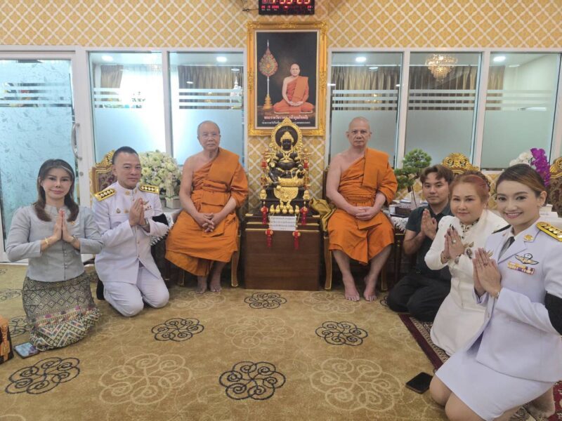โปรดเกล้าฯ ให้องคมนตรี เป็นผู้แทนพระองค์ เชิญสัญญาบัตร พัดยศ และผ้าไตร ถวายแด่ “พระราชวัชราทร” ณ วัดไก่เตี้ย ตลิ่งชัน